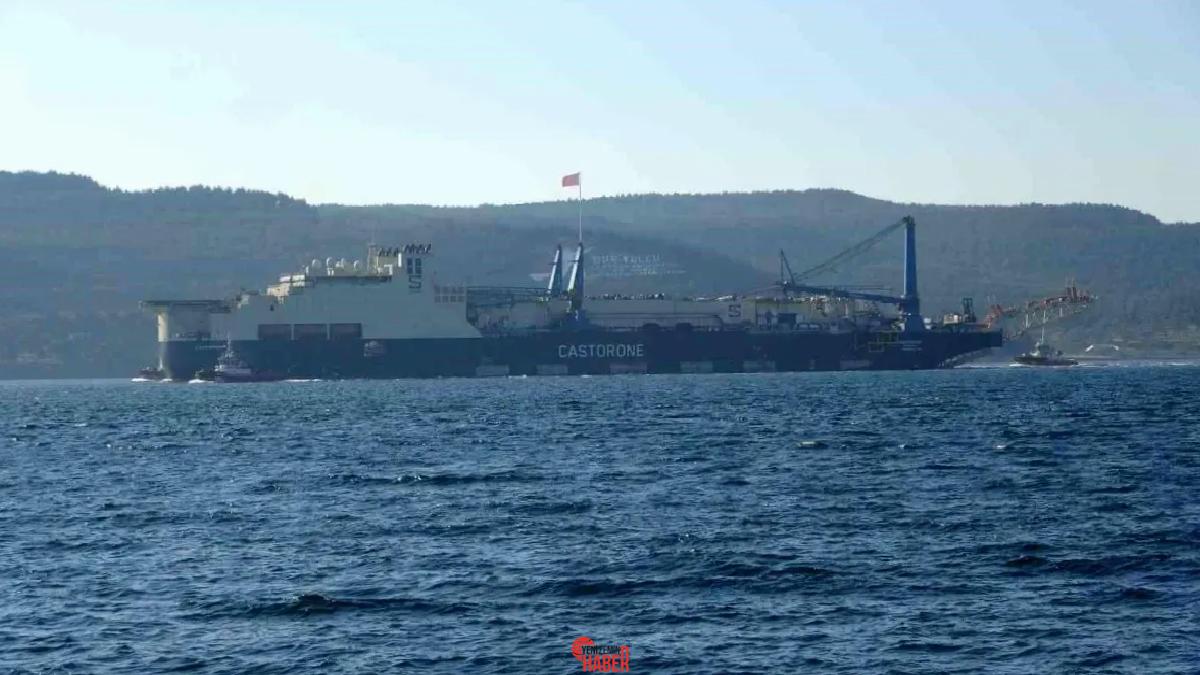 Doğalgaz borularını döşeyen 'Castorone' gemisi, Çanakkale Boğazı'ndan geçerek Ege Denizi'ne
