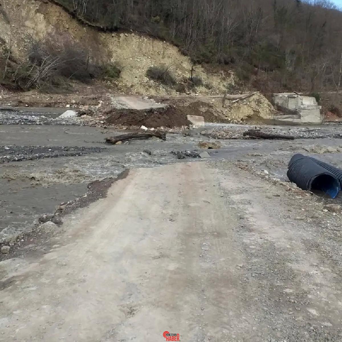 Kastamonu'nun Çatalzeytin ilçesinde eriyen kar suları nedeniyle heyelan meydana geldi,