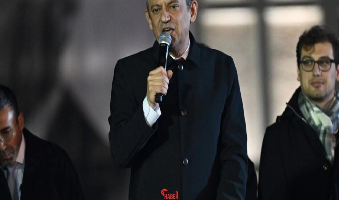 CHP Genel Başkanı Özgür Özel Saraçhane'de önünde yaptığı konuşmada, Saraçhane'de