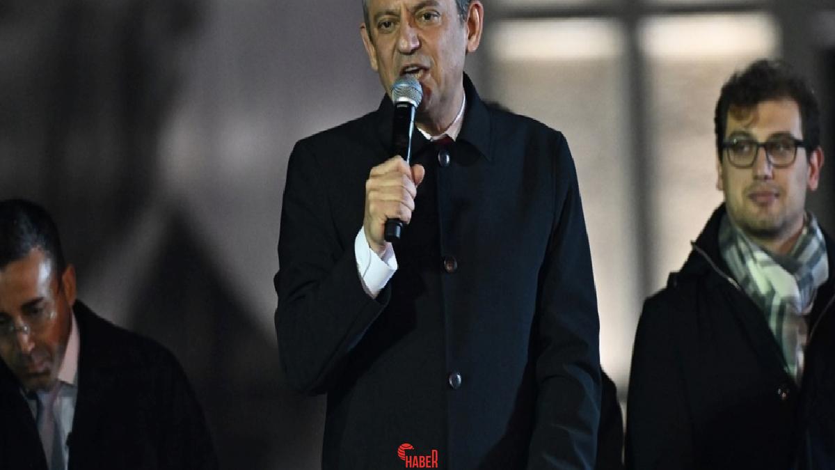 CHP Genel Başkanı Özgür Özel Saraçhane'de önünde yaptığı konuşmada, Saraçhane'de