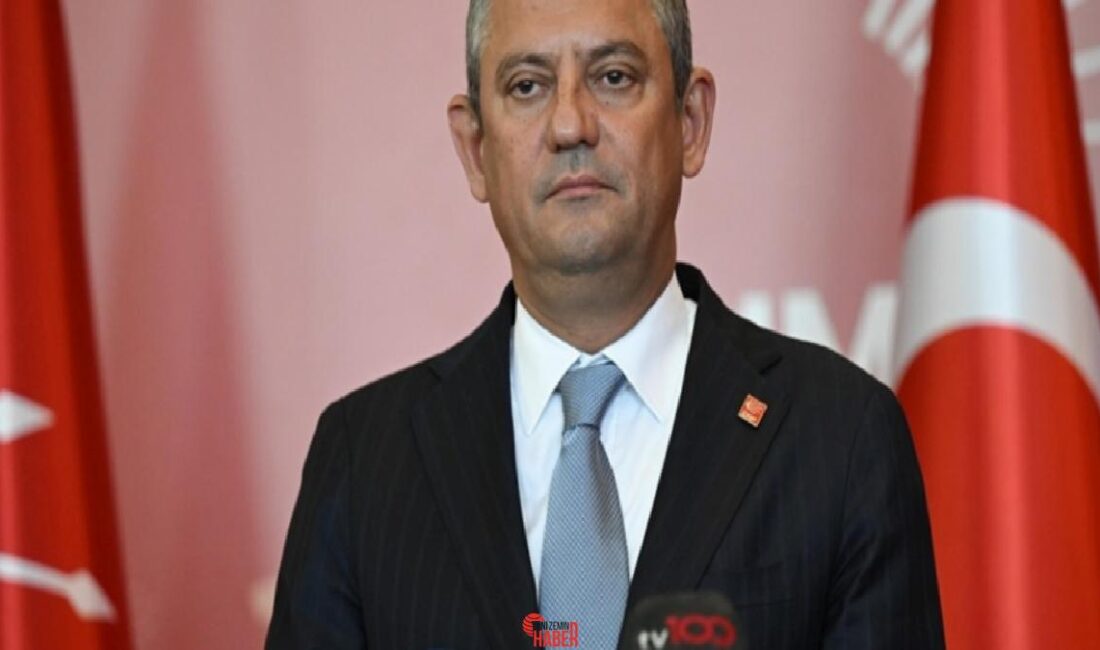CHP Genel Başkanı Özgür Özel meydanlarda, partililer WhatsApp kümelerinde boykot