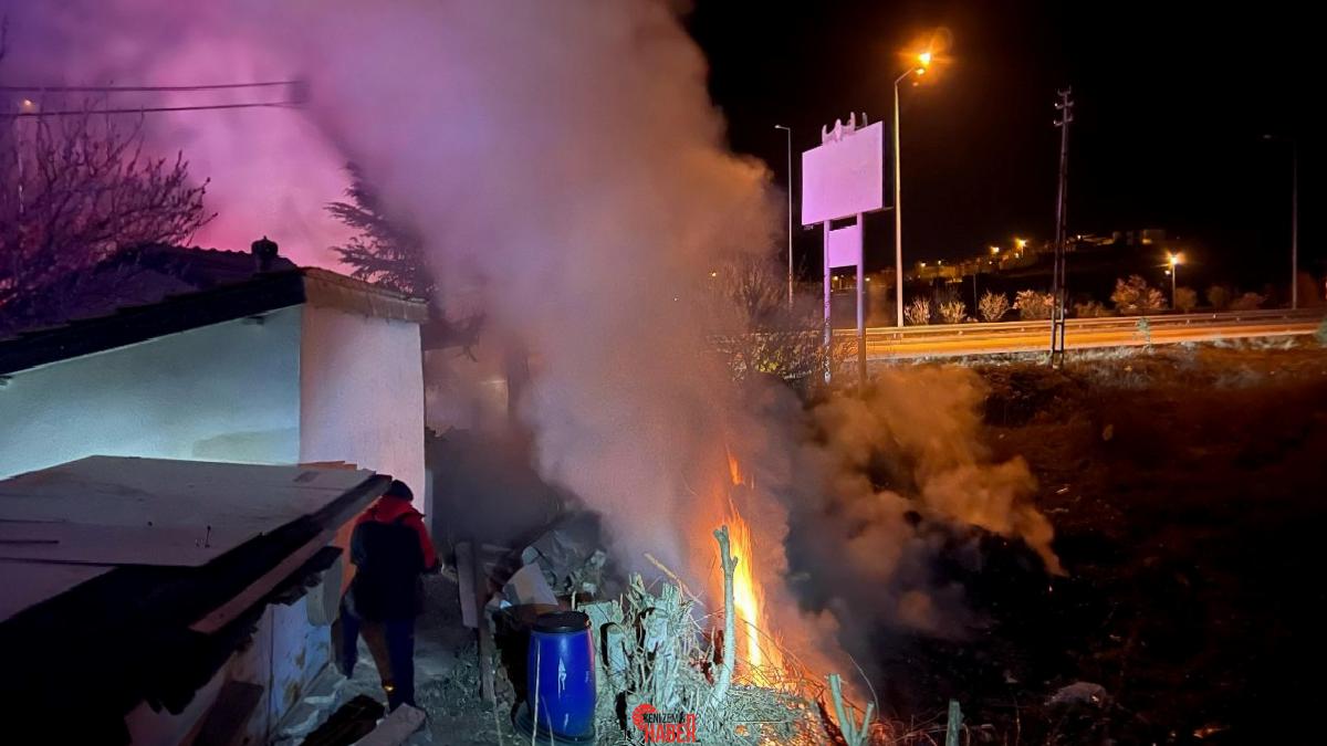 Sungurlu ilçesinde, dinlenme tesisindeki lastikçinin yanında bulunan materyallerin tutuşması sonucunda
