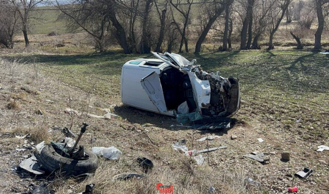 Hafif ticari araçların baş başa çarpıştığı kazada 6 kişi yaralanırken,