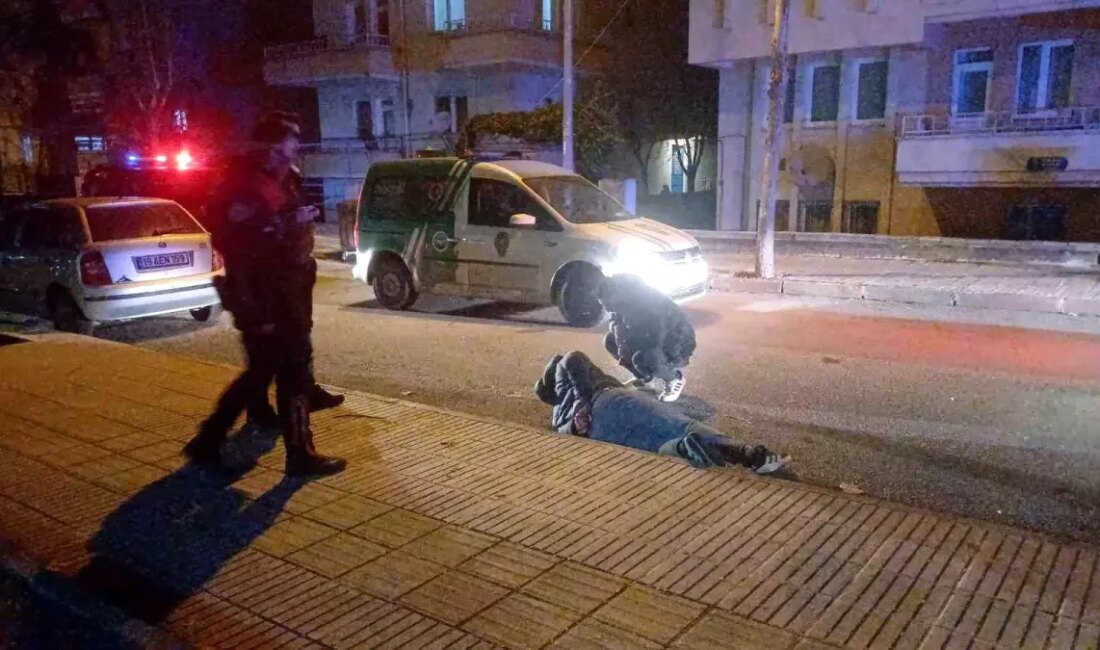 Polis 'dur' ihtarına uymayan şoför ve arkadaşı, kovalamaca sonrası yakalandı.