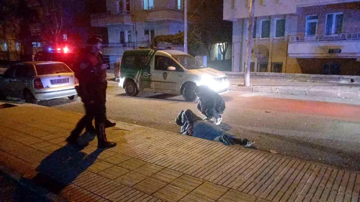 Polis 'dur' ihtarına uymayan şoför ve arkadaşı, kovalamaca sonrası yakalandı.