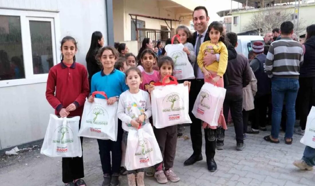 Defne Belediyesi, Hatay'da afetzede çocuklar için ayakkabı dağıtımı gerçekleştirdi. Lider