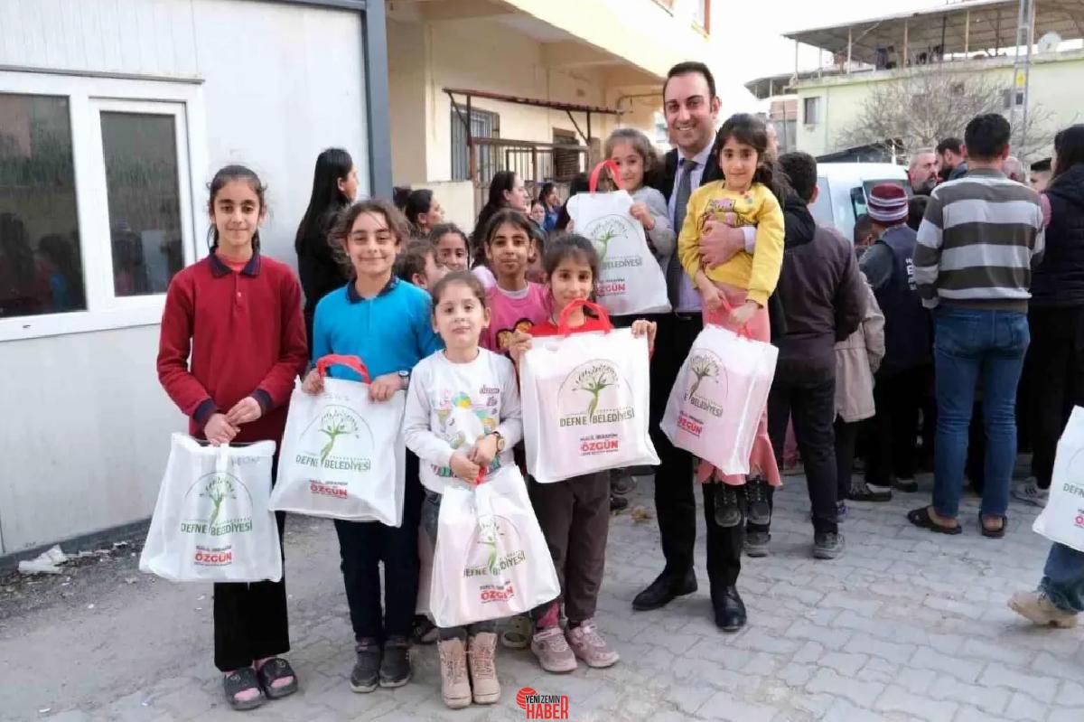 Defne Belediyesi, Hatay'da afetzede çocuklar için ayakkabı dağıtımı gerçekleştirdi. Lider
