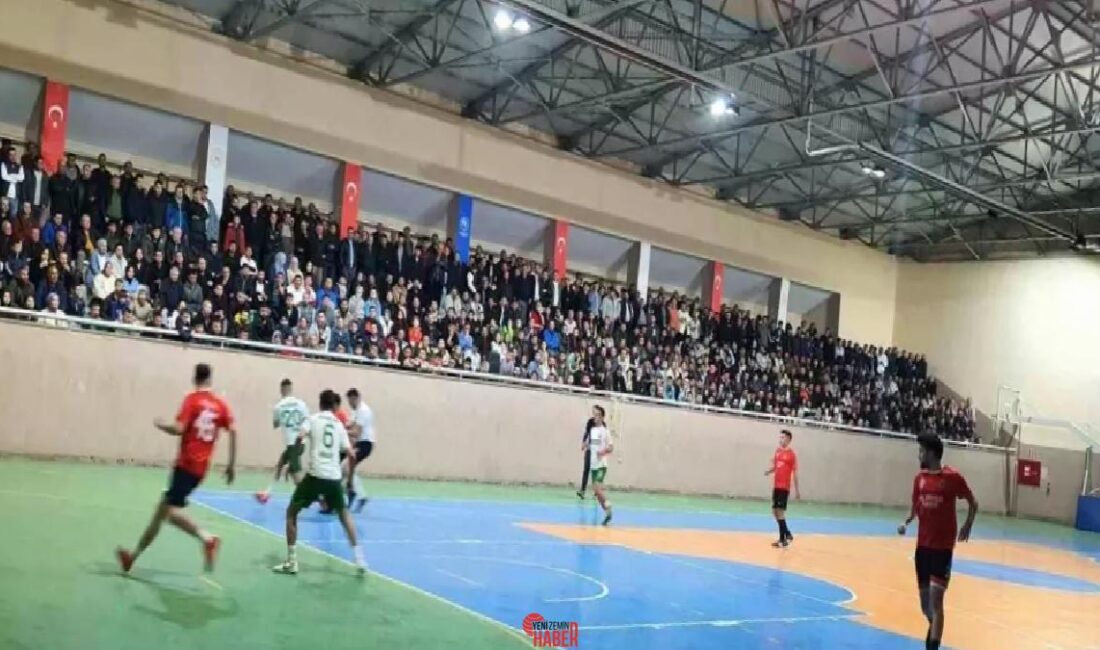 Manisa'nın Demirci ilçesinde düzenlenen futsal turnuvasında 16 takımın katılımıyla yapılan