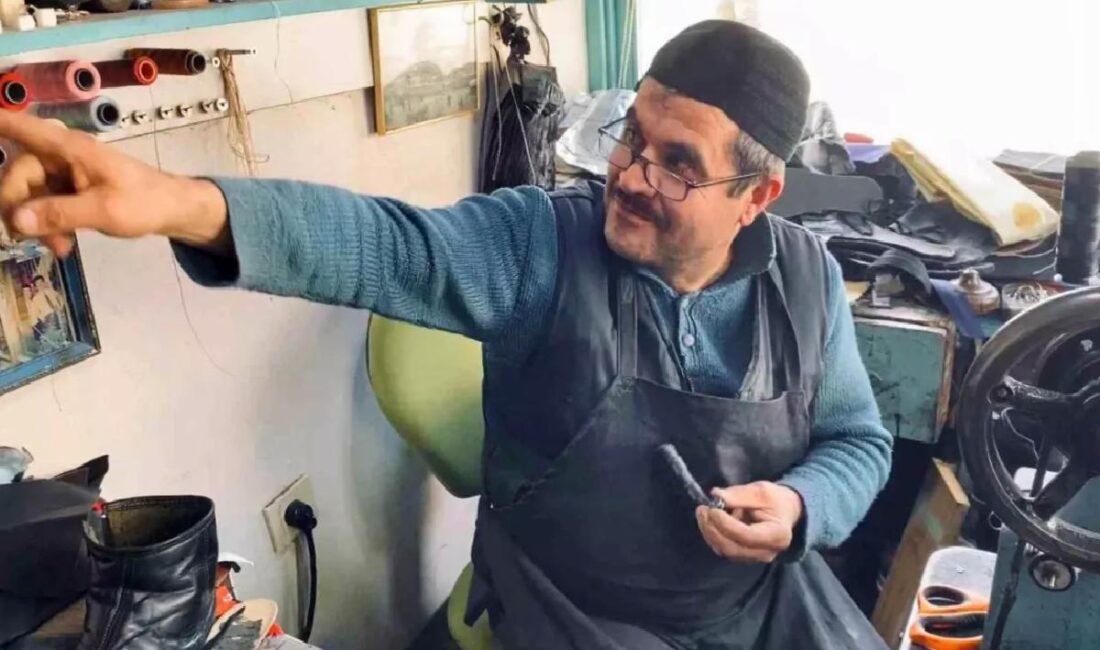 Çorum'daki tarihi Dikiciler Arastası'nda 45 yıldır ayakkabı tamircisi olarak çalışan