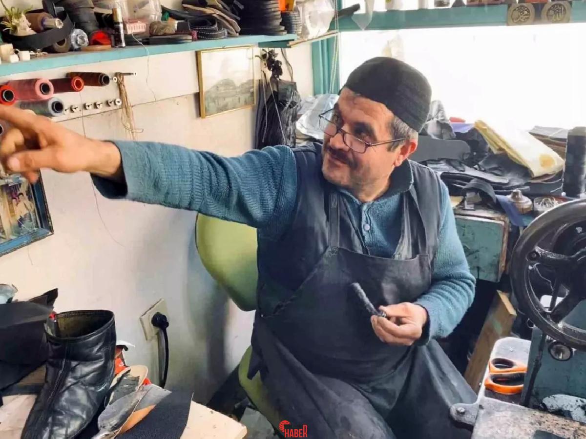 Çorum'daki tarihi Dikiciler Arastası'nda 45 yıldır ayakkabı tamircisi olarak çalışan