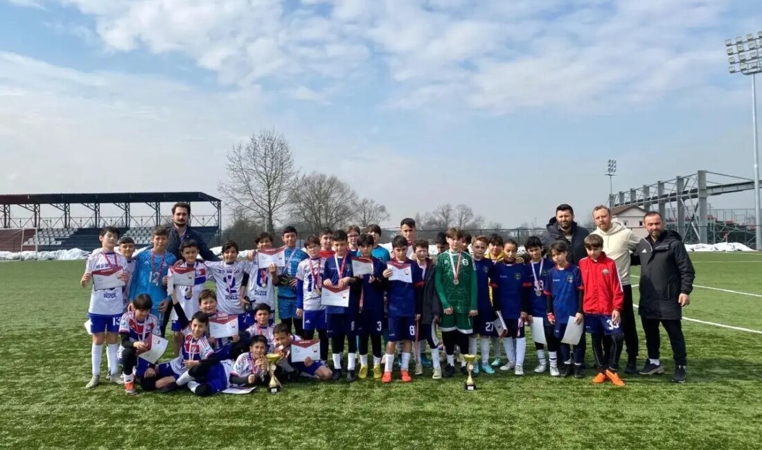 Bilgi Ortaokulu, Düzce'deki küçük erkekler futbol karşılaşmalarında birinci oldu.