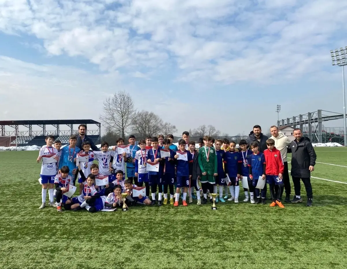 Bilgi Ortaokulu, Düzce'deki küçük erkekler futbol karşılaşmalarında birinci oldu.