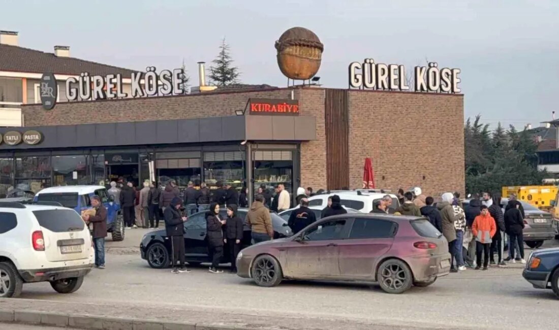 Ramazan ayının başlamasıyla Düzce'de fırınların önünde pideler için uzun kuyruklar