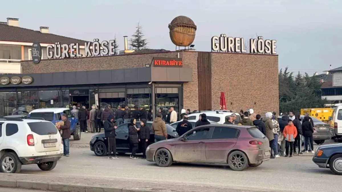 Ramazan ayının başlamasıyla Düzce'de fırınların önünde pideler için uzun kuyruklar