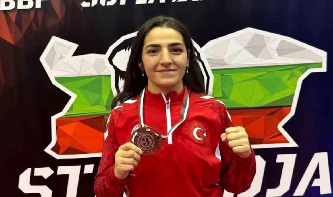 Sakarya Büyükşehir Belediyesi boks atleti Ece Asude Ediz, Bulgaristan'da düzenlenen