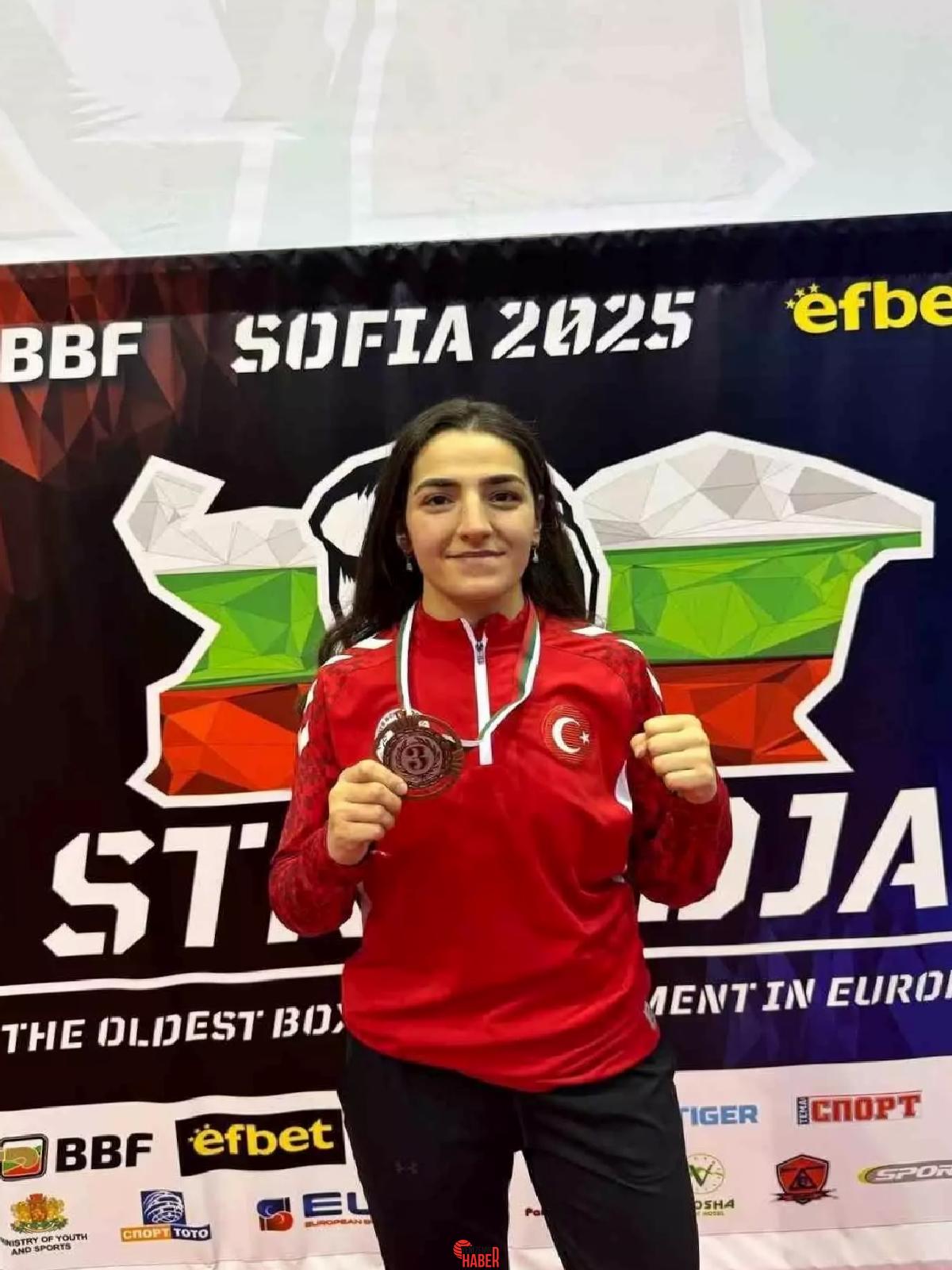 Sakarya Büyükşehir Belediyesi boks atleti Ece Asude Ediz, Bulgaristan'da düzenlenen
