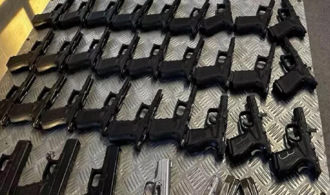Hollanda plakalı arabadan 29 tabanca ve mermi ele geçirildi, şoför