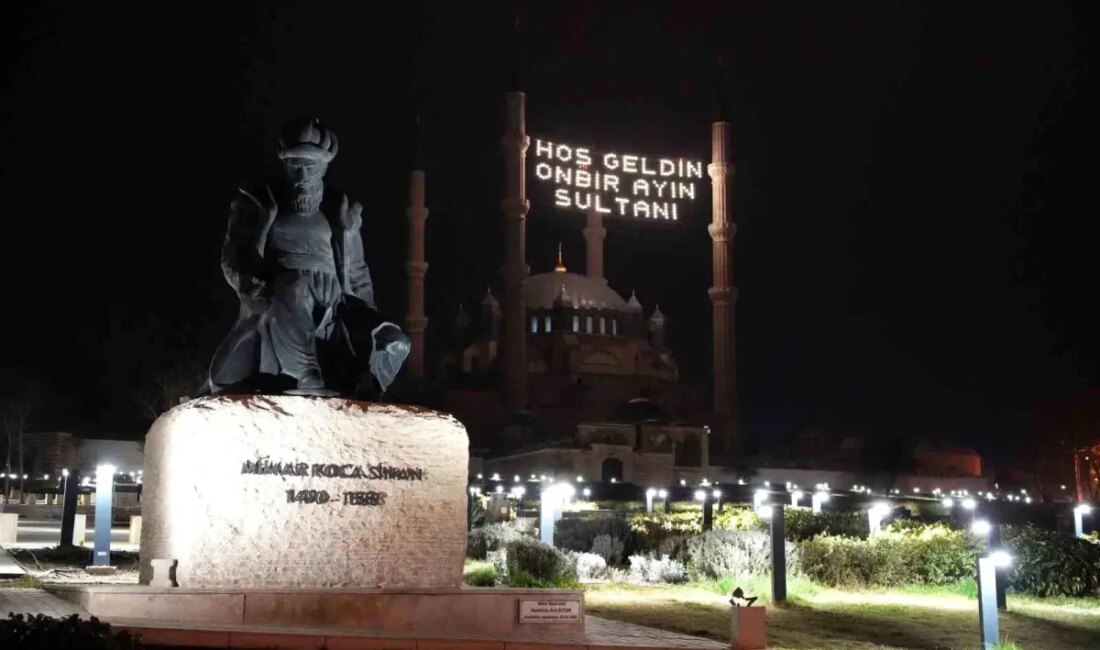 Edirne'de Selimiye Camisi'nde vatandaşlar Ramazan ayının birinci teravih namazını kıldı.
