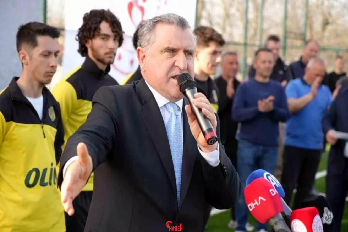 Bakan Osman Aşkın Bak, Edirne'de yeni stadyumun açılışında birinci golü