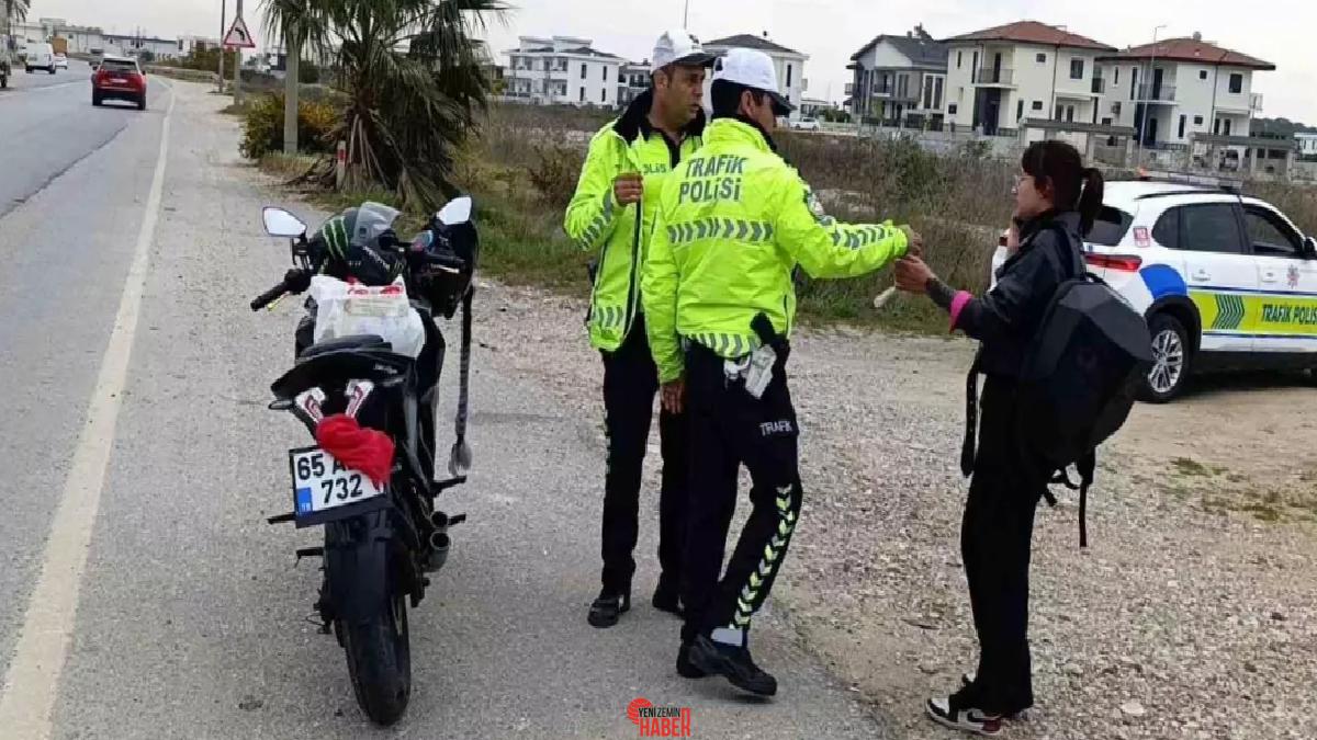 Antalya'da ehliyetsiz ve abartı egzozlu motosiklet kullanan genç kıza 31