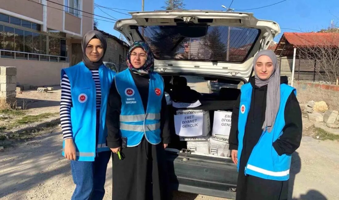 Diyanet Gençlik Koordinatörlüğü, 30 aileye besin kolisi yardımcı oldu.