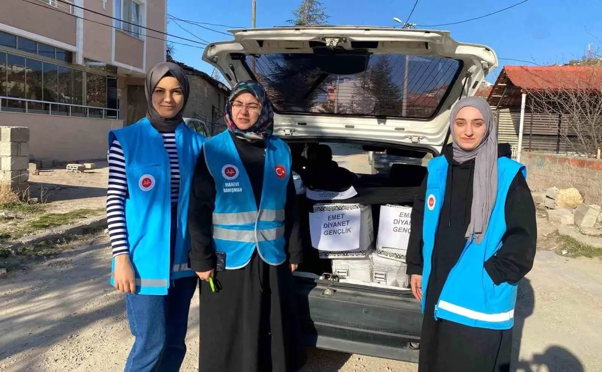 Diyanet Gençlik Koordinatörlüğü, 30 aileye besin kolisi yardımcı oldu.