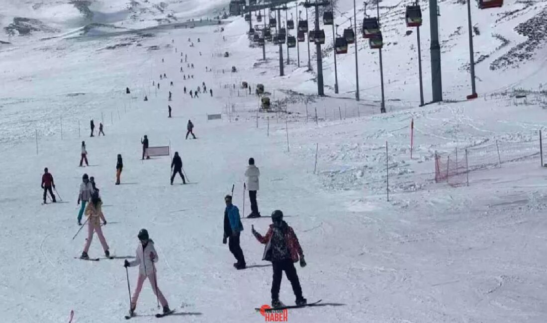 Erciyes Kayak Merkezi'nde yağan kar, dönemi uzatarak turistleri yine piste