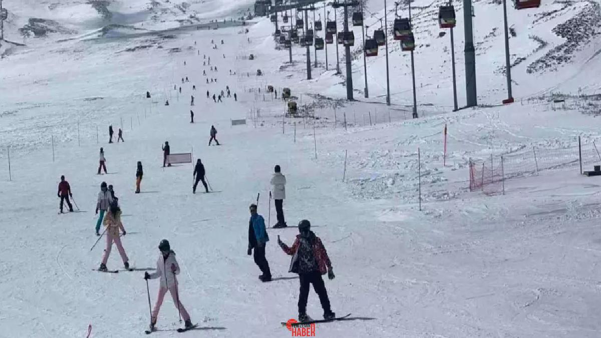 Erciyes Kayak Merkezi'nde yağan kar, dönemi uzatarak turistleri yine piste