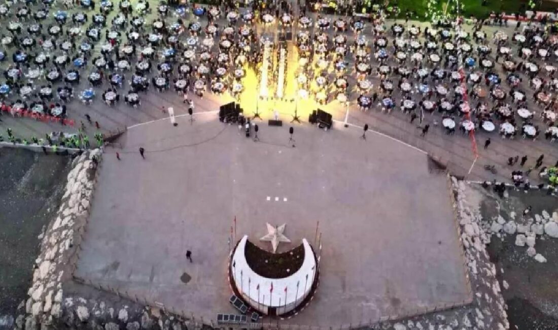 Mersin'in Faziletli ilçesinde, binlerce vatandaş klâsik iftar sofrasında bir ortaya