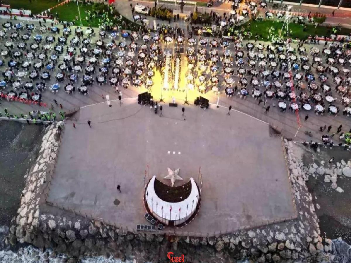 Mersin'in Faziletli ilçesinde, binlerce vatandaş klâsik iftar sofrasında bir ortaya