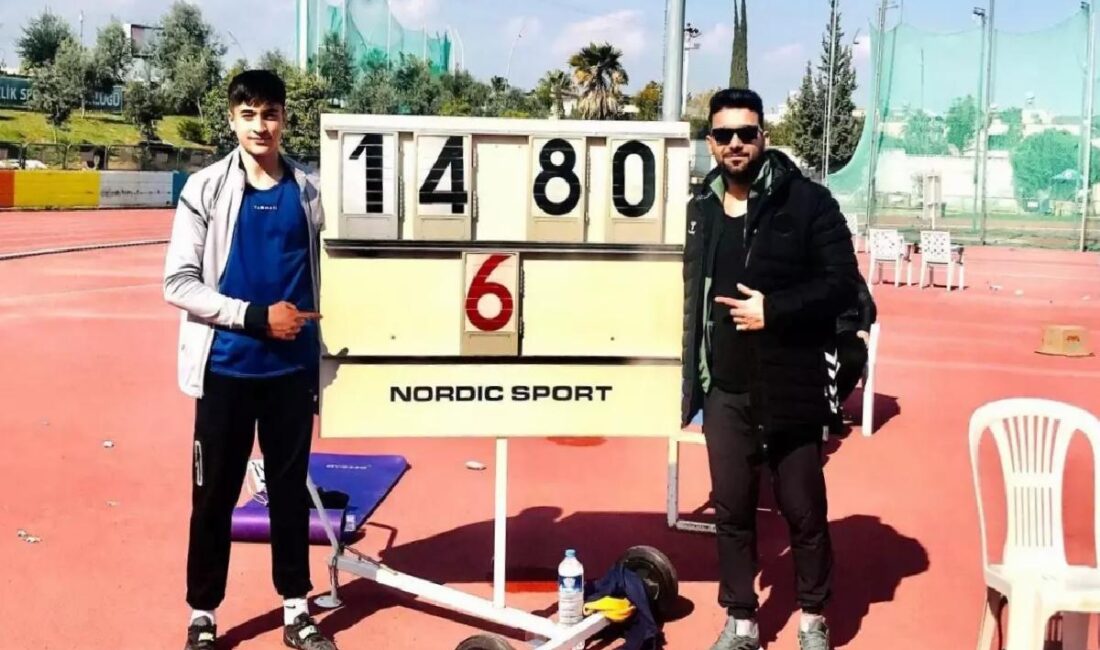 Ahmet Berat Bozdemir gülle atmada Türkiye şampiyonu, Poyraz Aslan ise