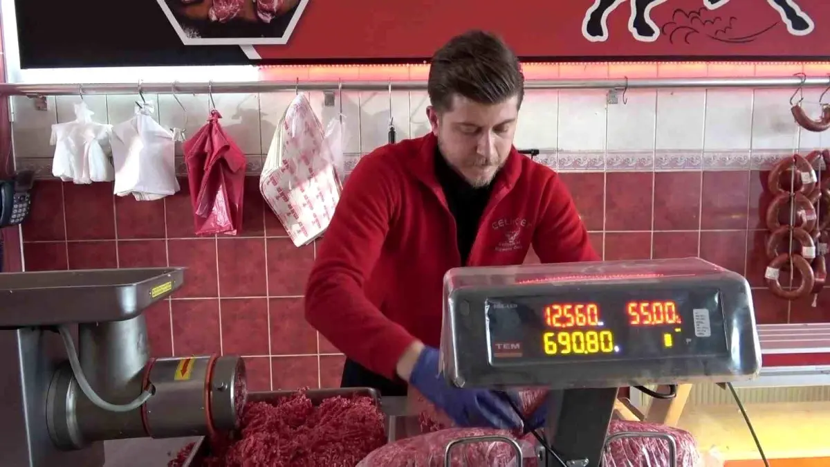 Kasap Erdi Çelik, vatandaşları Ramazan'da ucuz kıyma almamaları konusunda uyardı