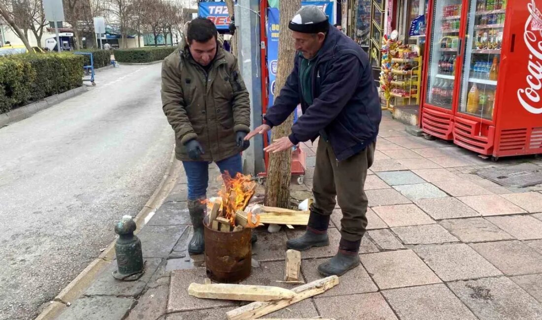 Eskişehir'de hava sıcaklığı 28 dereceden eksi dereceye düştü, vatandaşlar kalın