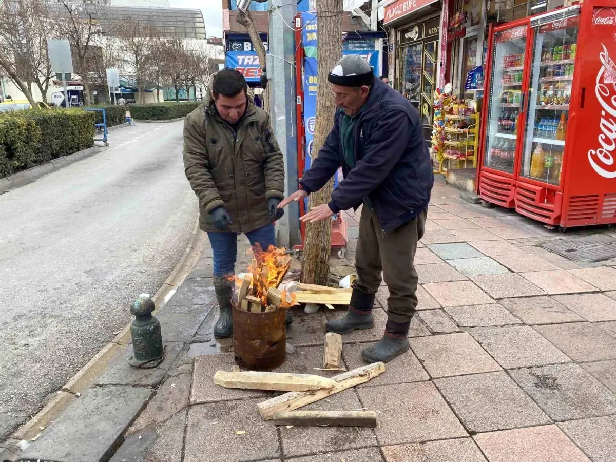 Eskişehir'de hava sıcaklığı 28 dereceden eksi dereceye düştü, vatandaşlar kalın