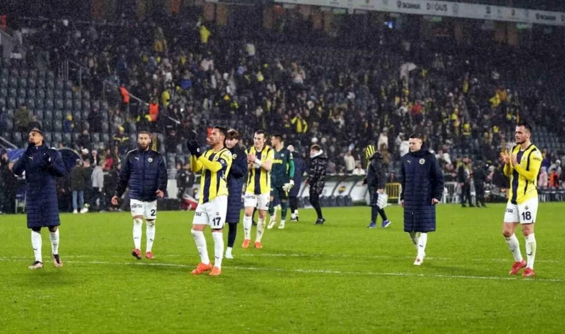 Fenerbahçe, Antalyaspor'u 3-0 yenerek, Galatasaray ile puan farkını 4'e indirdi.