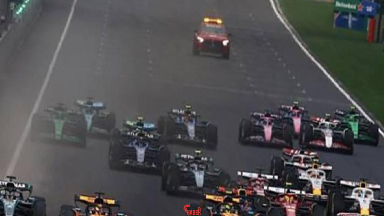 Formula 1 Çin Grand Prix'sinde McLaren pilotları duble yaptı. Yarışa