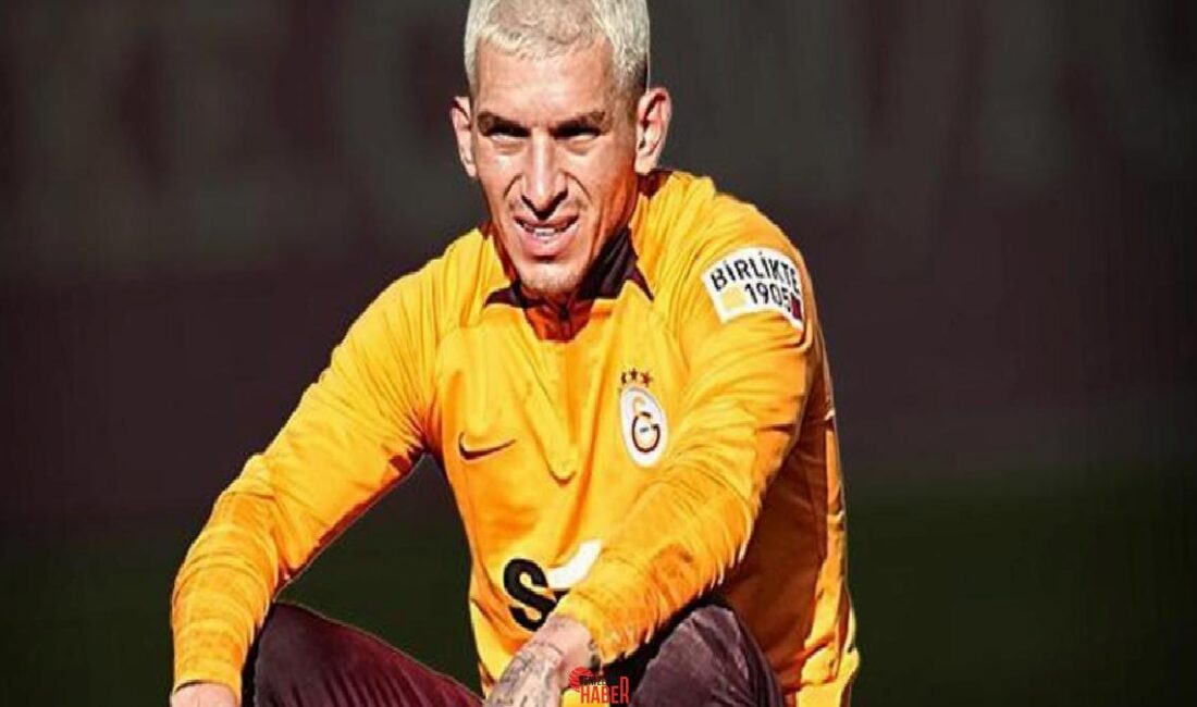 Galatasaray'da forma giyen ve sergilediği performansla taraftarın sevgilisi haline gelen