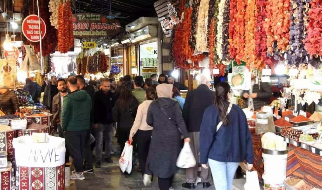 Gaziantep'te Ramazan Bayramı öncesi tarihi çarşılarda alışveriş hareketliliği artıyor.