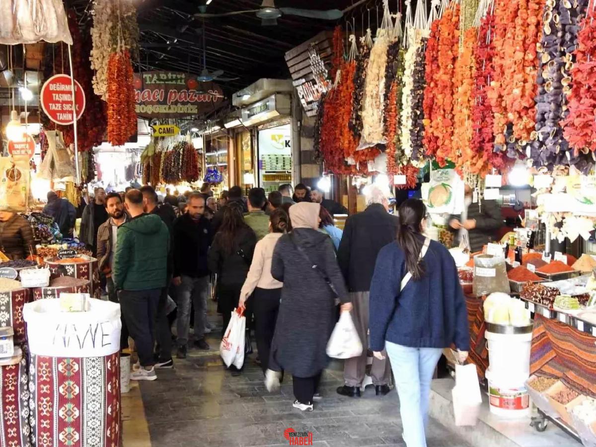 Gaziantep'te Ramazan Bayramı öncesi tarihi çarşılarda alışveriş hareketliliği artıyor.