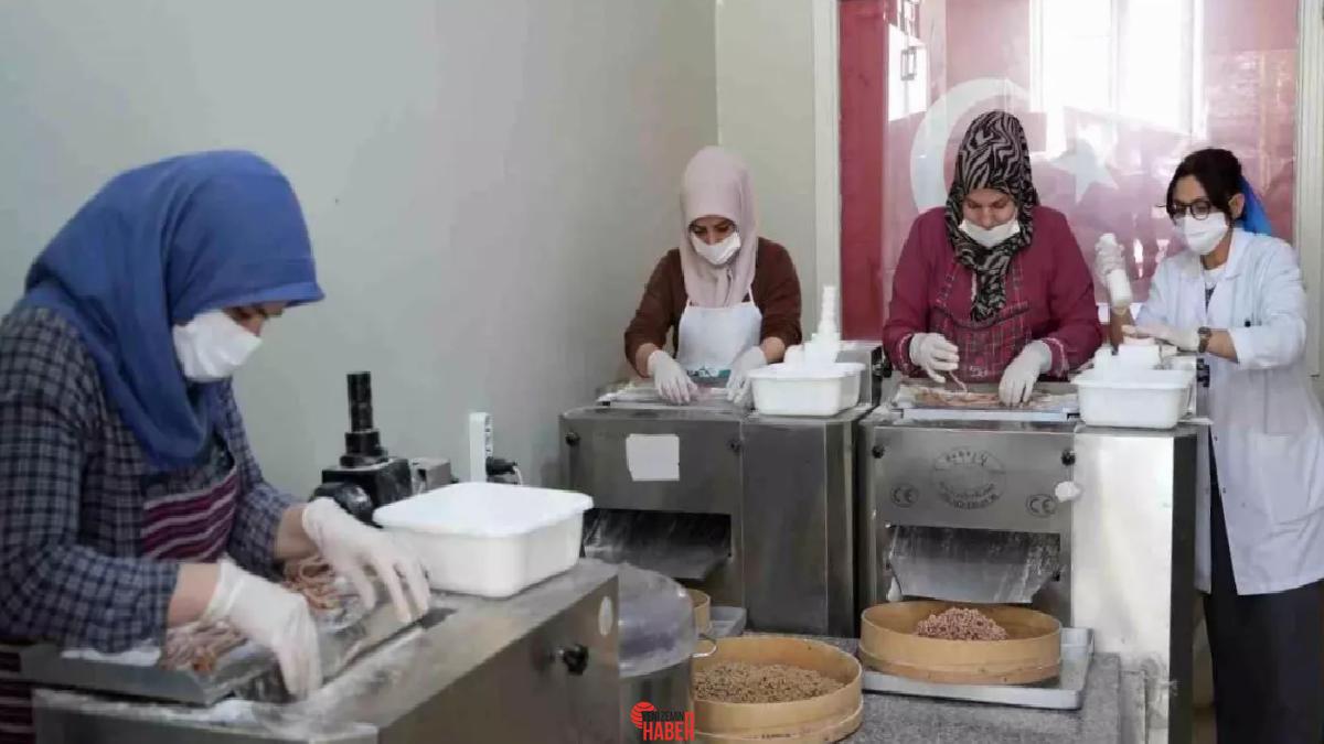 Gaziantep'te Ramazan Bayramı için yuvalama yemeği yeni jenerasyon makinelerle süratle