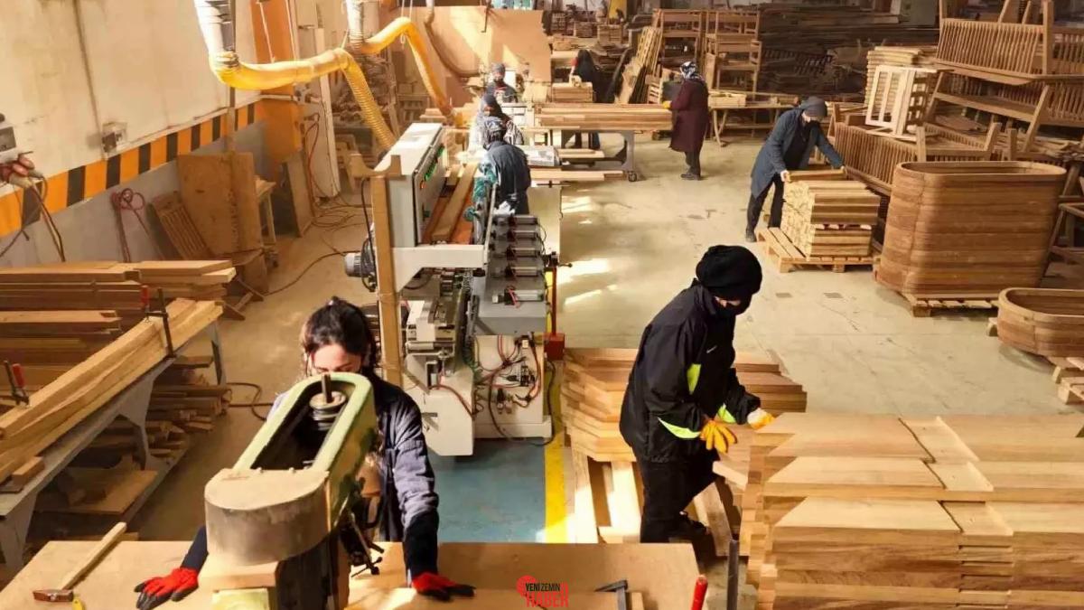 Ankara'da bahçe ve mutfak mobilyaları üretilen bir fabrikada çalışan 28