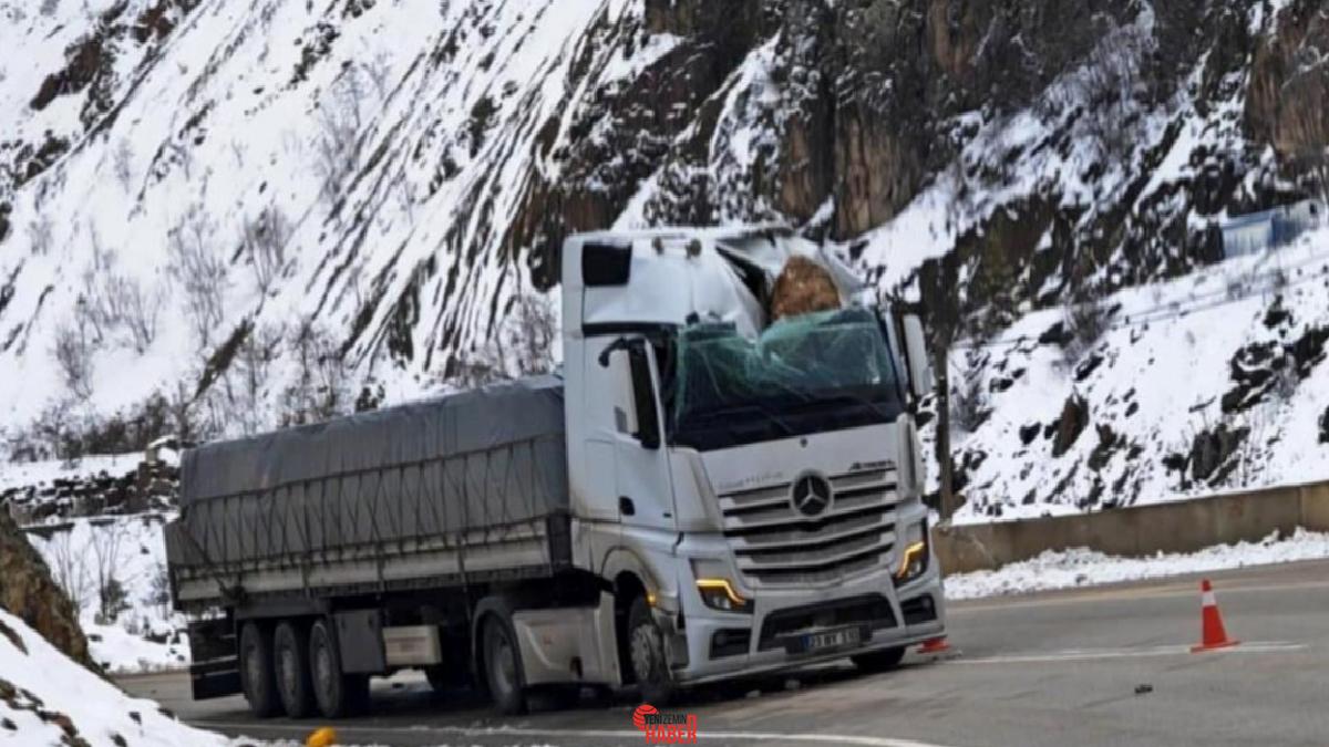 Gümüşhane-Kürtün karayolunda seyir halindeki tırın üzerine dev kaya düştü, olayda
