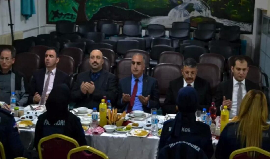 Vali Ali Çelik, Ramazan iftarında cezaevi çalışanı ve protokol ile