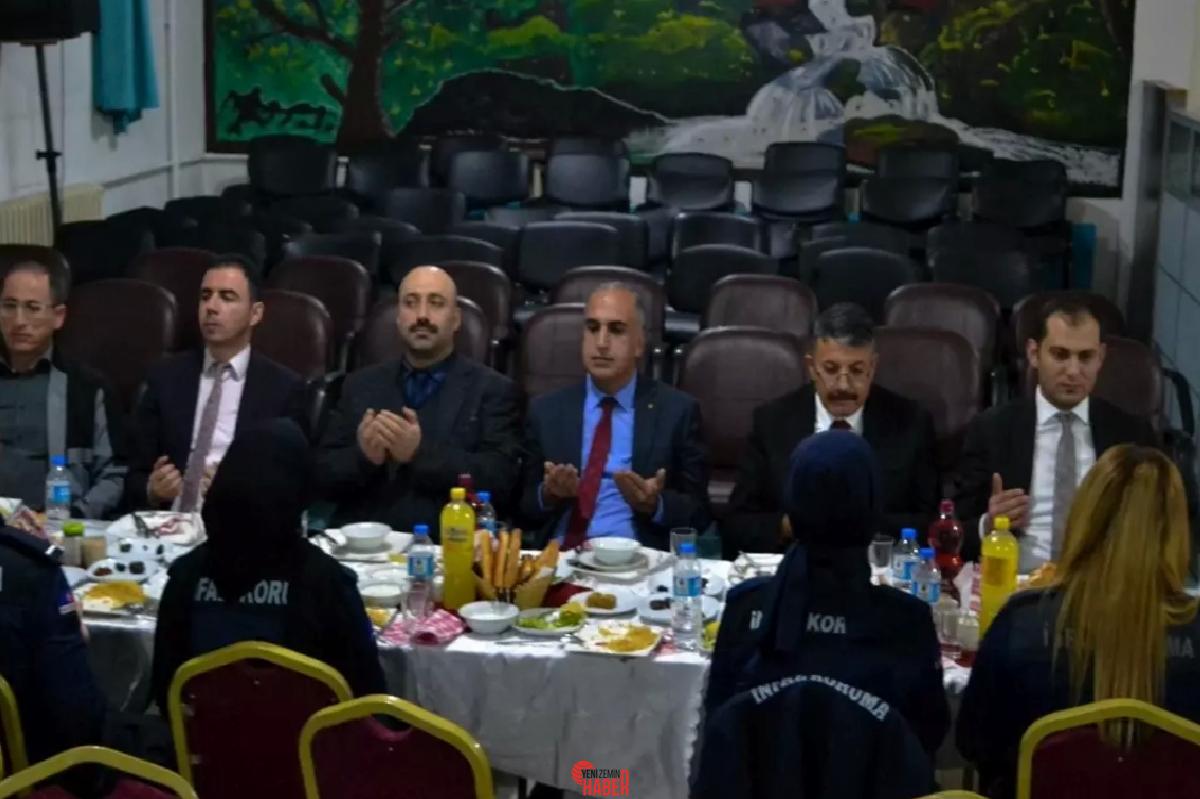 Vali Ali Çelik, Ramazan iftarında cezaevi çalışanı ve protokol ile