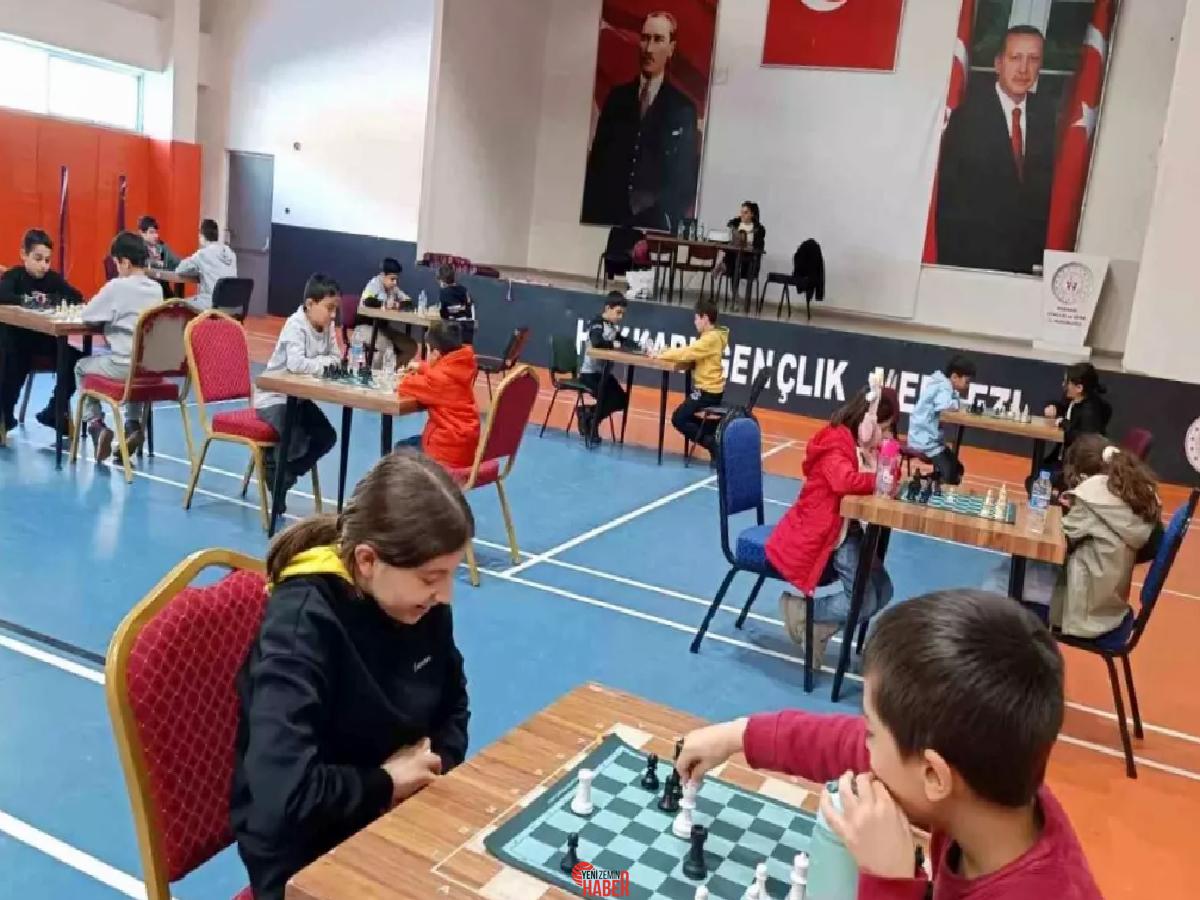 Hakkari'de düzenlenen Satranç Vilayet Şampiyonası, 30 okuldan 380 öğrencinin iştirakiyle