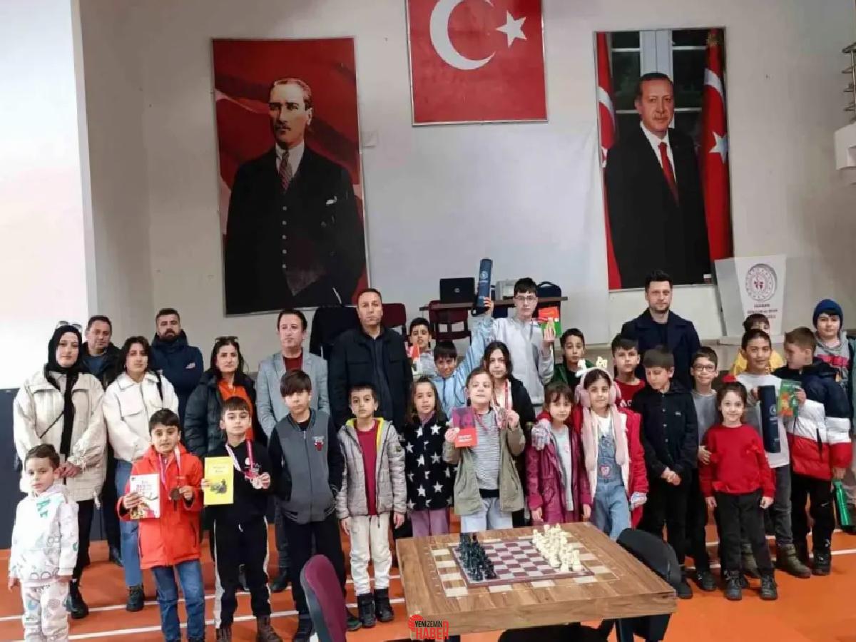 Hakkari Gençlik Merkezi, gençler için Yıldırım Satranç Turnuvası düzenledi, mükafatlar