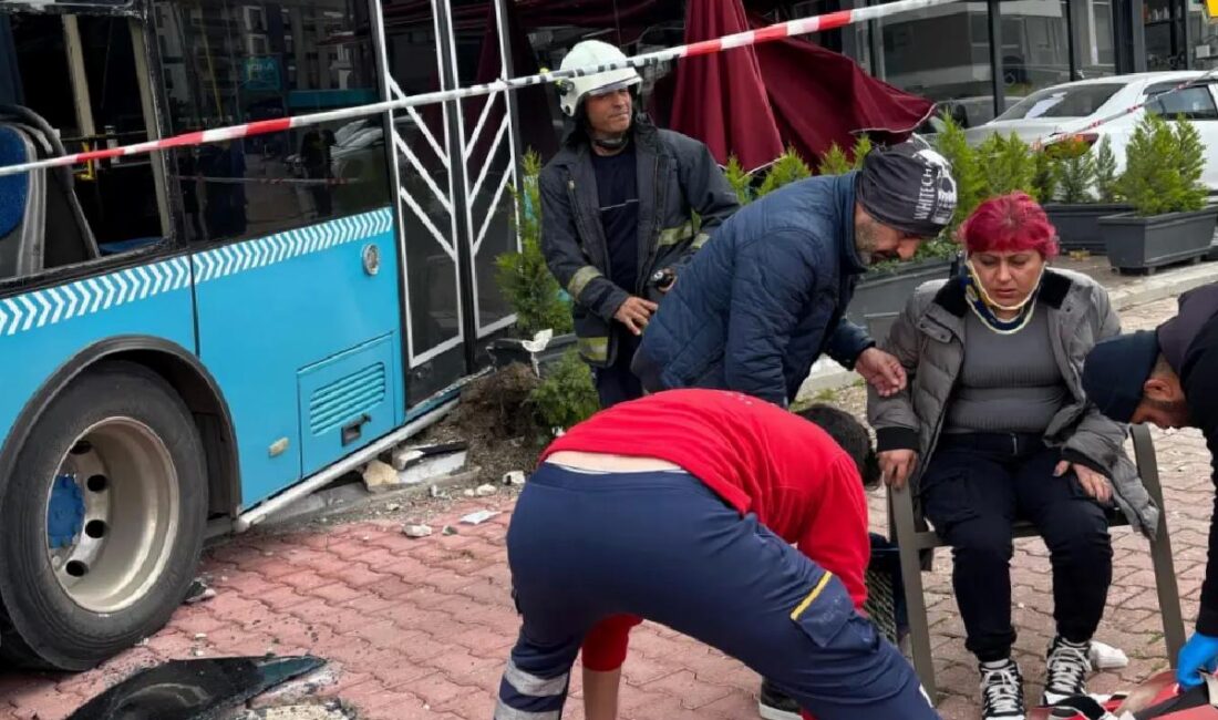 Antalya'nın Muratpaşa ilçesinde, Emre Açıkgöz'ün denetiminden çıkan halk otobüsü park