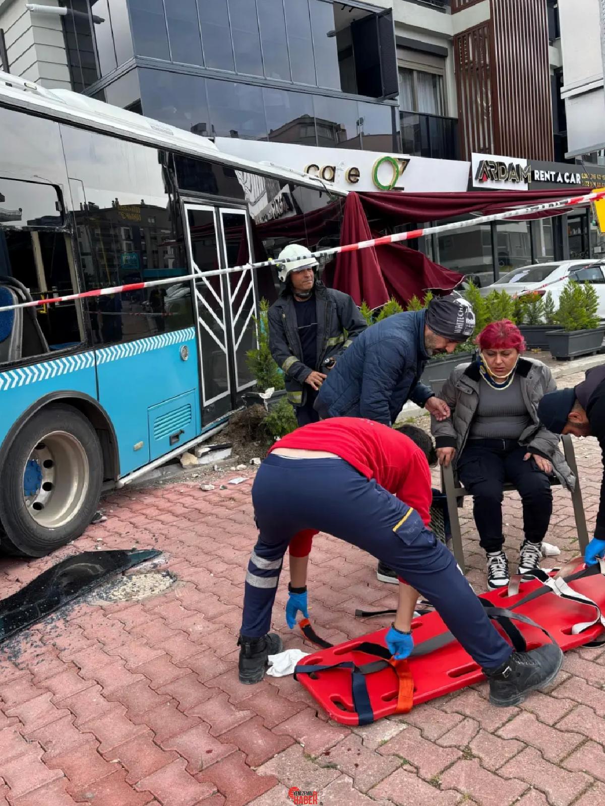 Antalya'nın Muratpaşa ilçesinde, Emre Açıkgöz'ün denetiminden çıkan halk otobüsü park