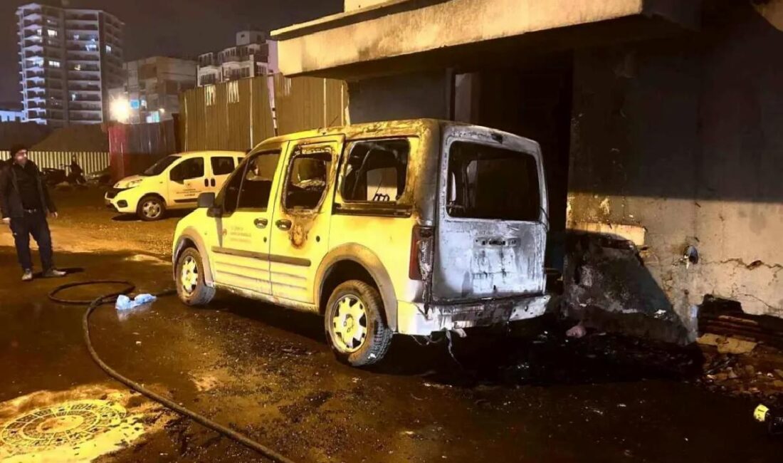 İskenderun ilçesinde bir binanın bodrum katında çıkan yangın, park halindeki