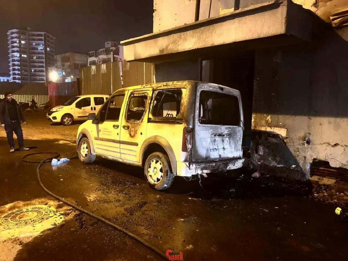İskenderun ilçesinde bir binanın bodrum katında çıkan yangın, park halindeki